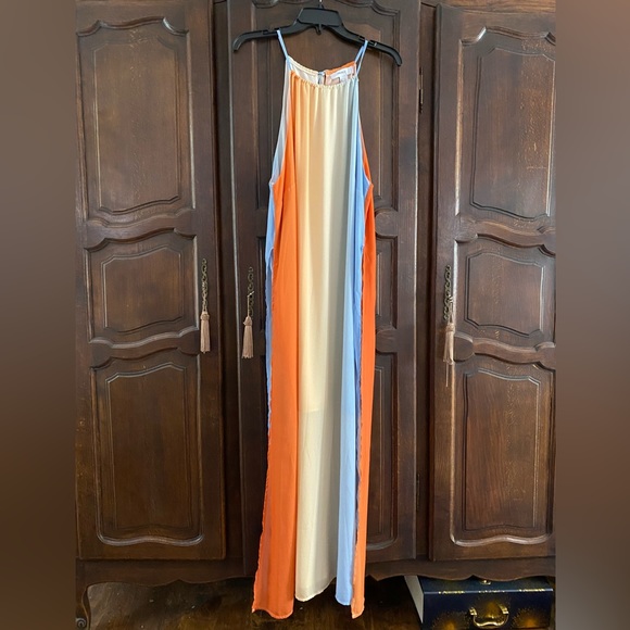 Forever 21 Dresses & Skirts - Gorgeous maxi dress w tassel tie at neck lining of same fabric to knees size 0X